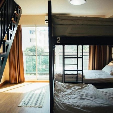 Small Space Cafe & Hostel Bangkok Bagian luar foto