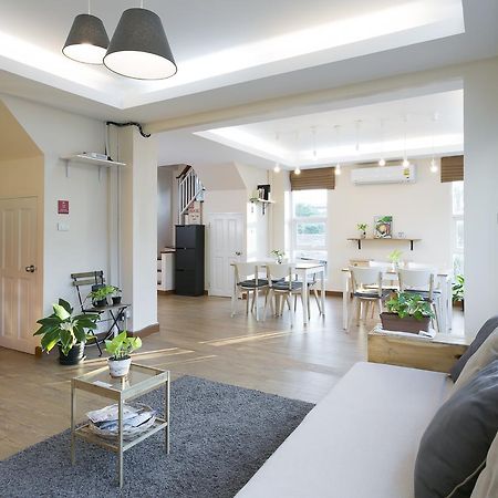 Small Space Cafe & Hostel Bangkok Bagian luar foto