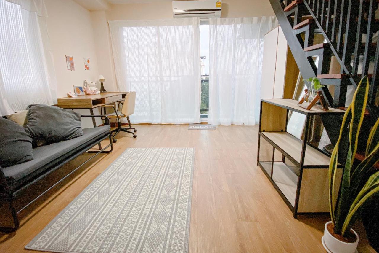 Small Space Cafe & Hostel Bangkok Bagian luar foto