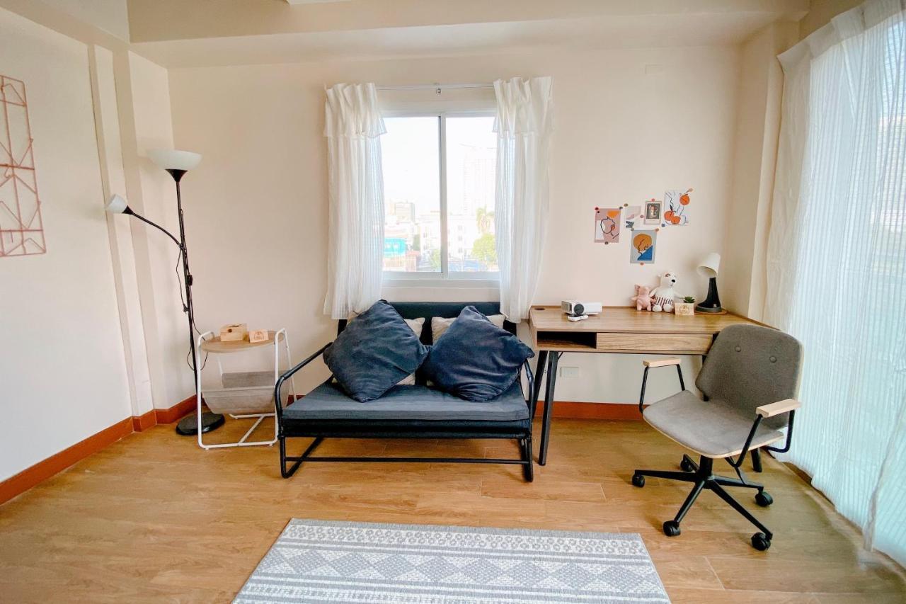 Small Space Cafe & Hostel Bangkok Bagian luar foto