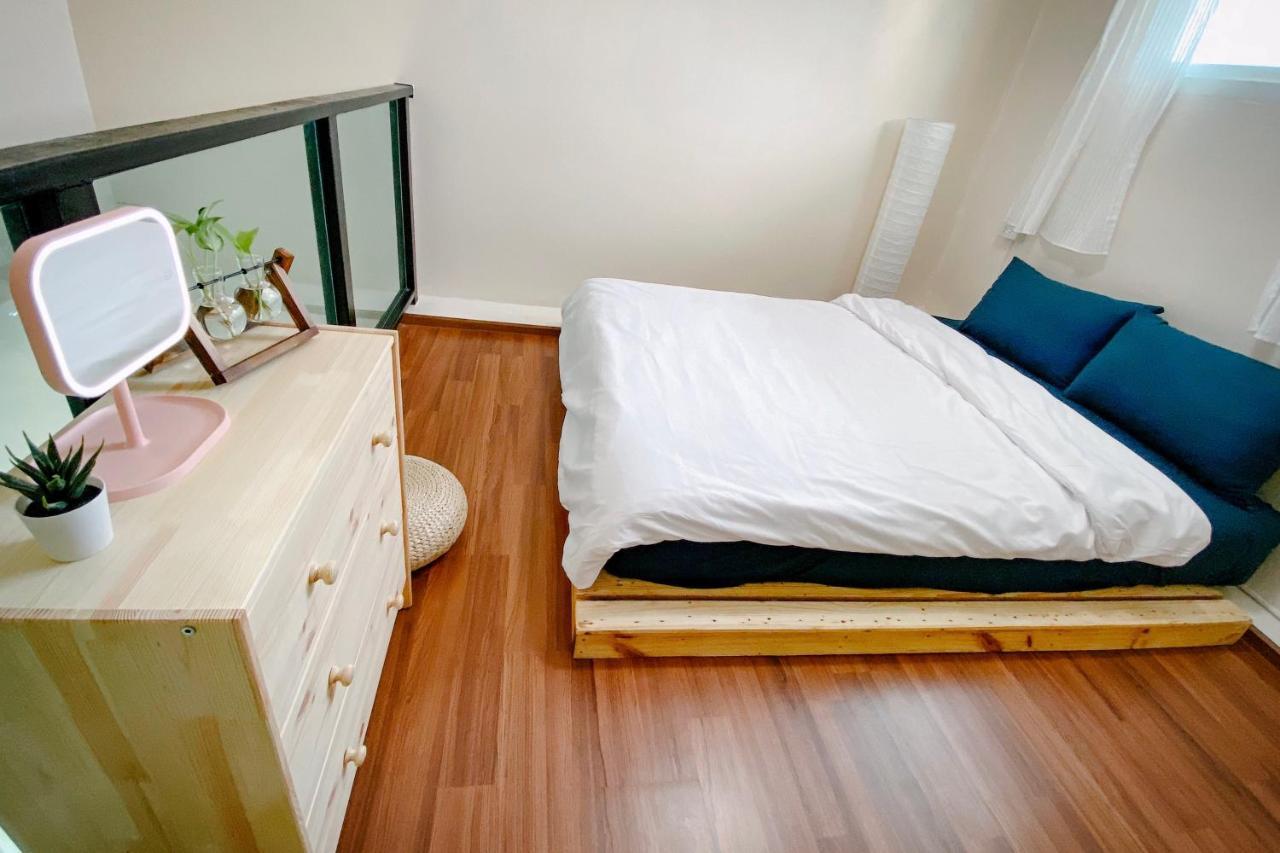 Small Space Cafe & Hostel Bangkok Bagian luar foto