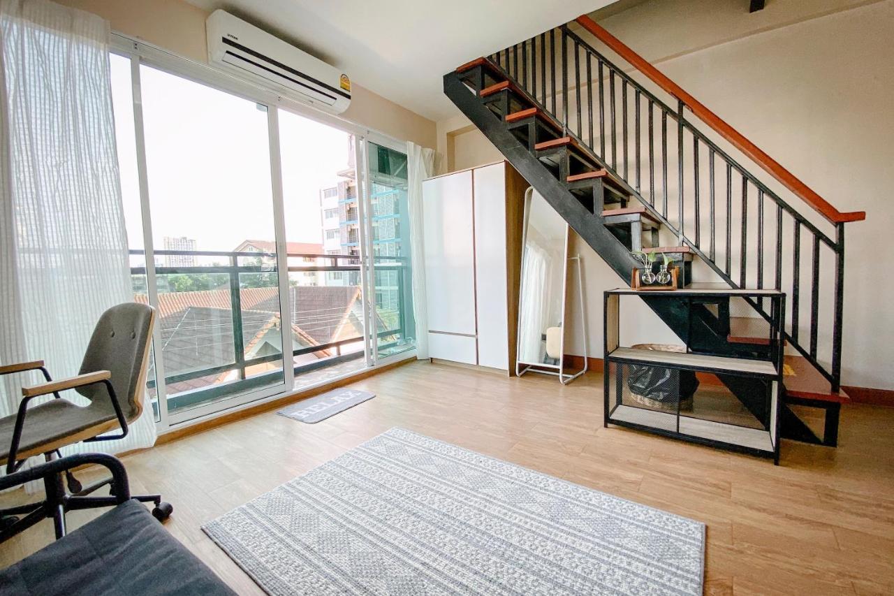 Small Space Cafe & Hostel Bangkok Bagian luar foto