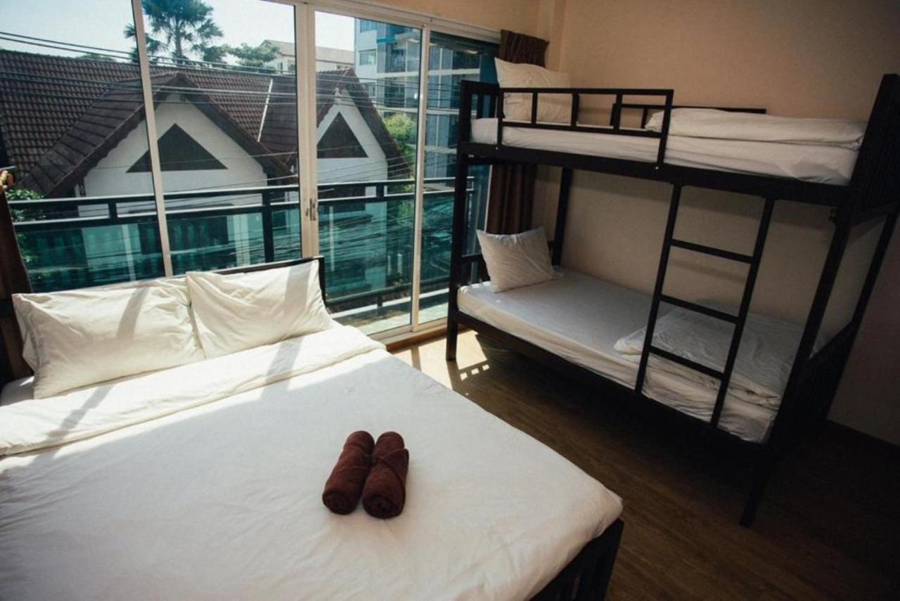 Small Space Cafe & Hostel Bangkok Bagian luar foto