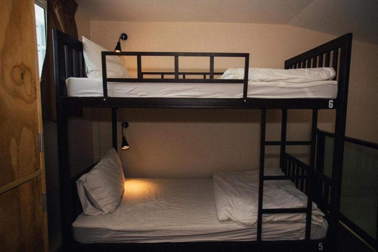 Small Space Cafe & Hostel Bangkok Bagian luar foto