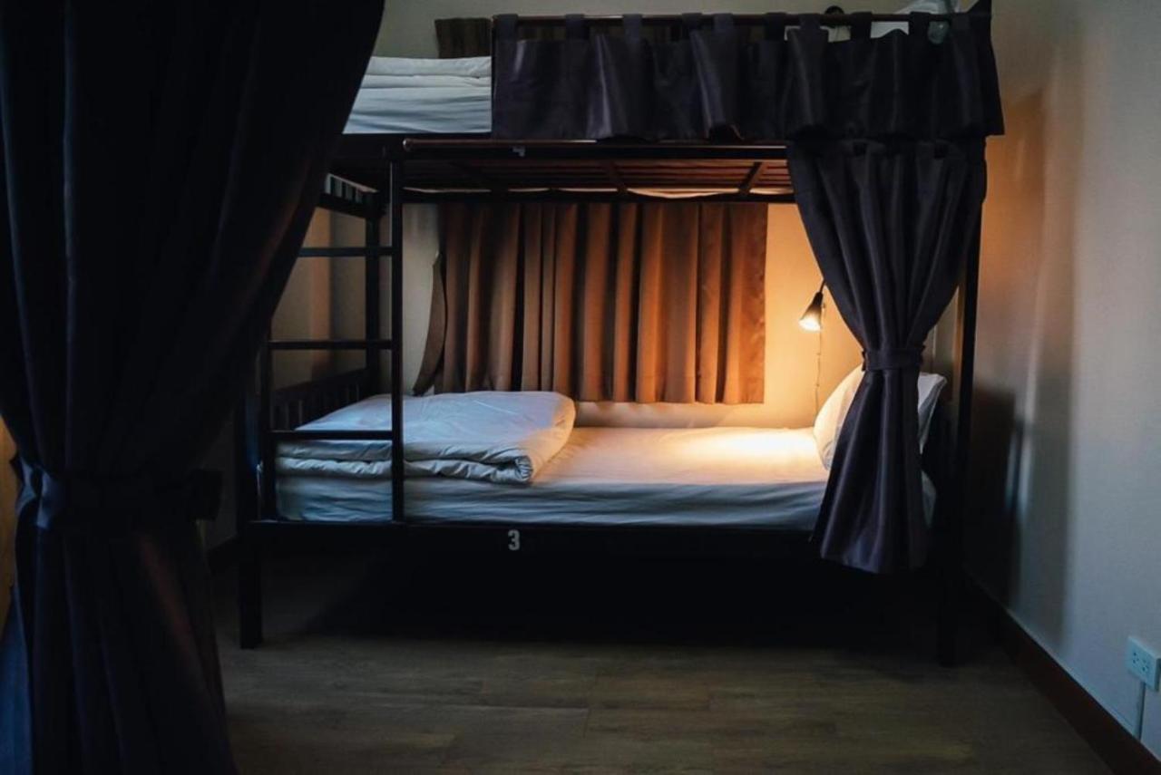 Small Space Cafe & Hostel Bangkok Bagian luar foto