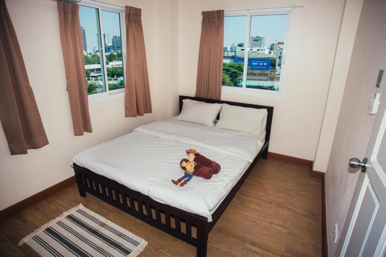 Small Space Cafe & Hostel Bangkok Bagian luar foto