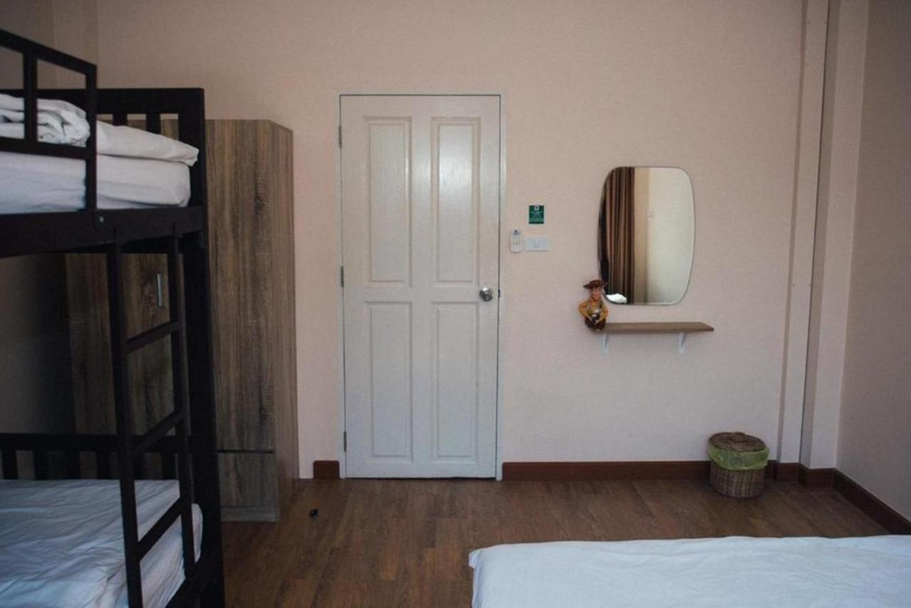 Small Space Cafe & Hostel Bangkok Bagian luar foto