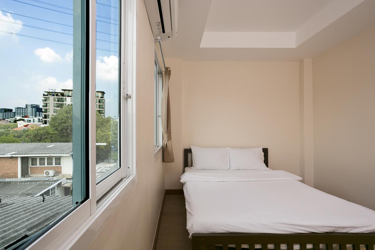 Small Space Cafe & Hostel Bangkok Bagian luar foto