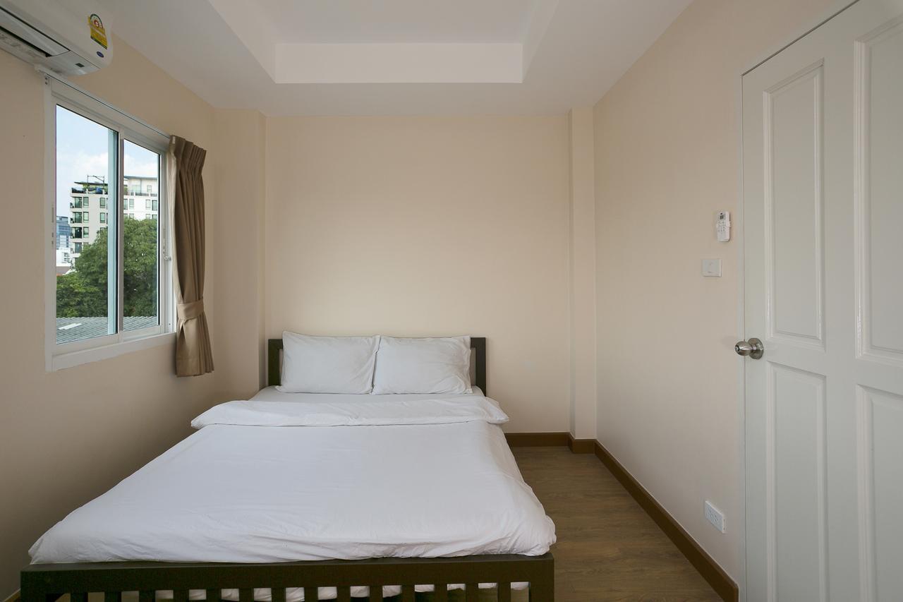 Small Space Cafe & Hostel Bangkok Bagian luar foto
