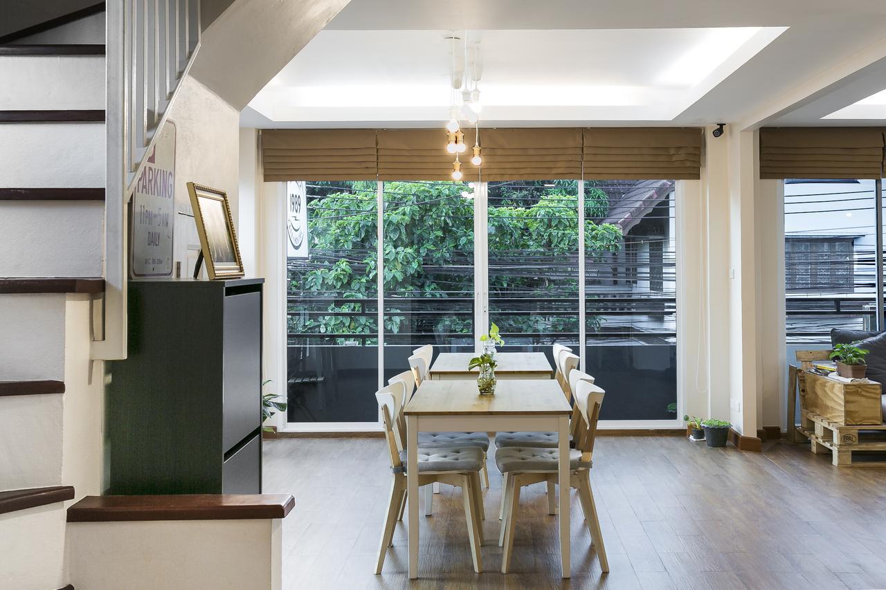Small Space Cafe & Hostel Bangkok Bagian luar foto