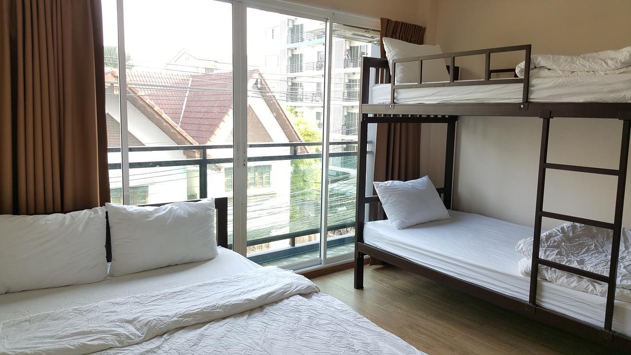Small Space Cafe & Hostel Bangkok Bagian luar foto