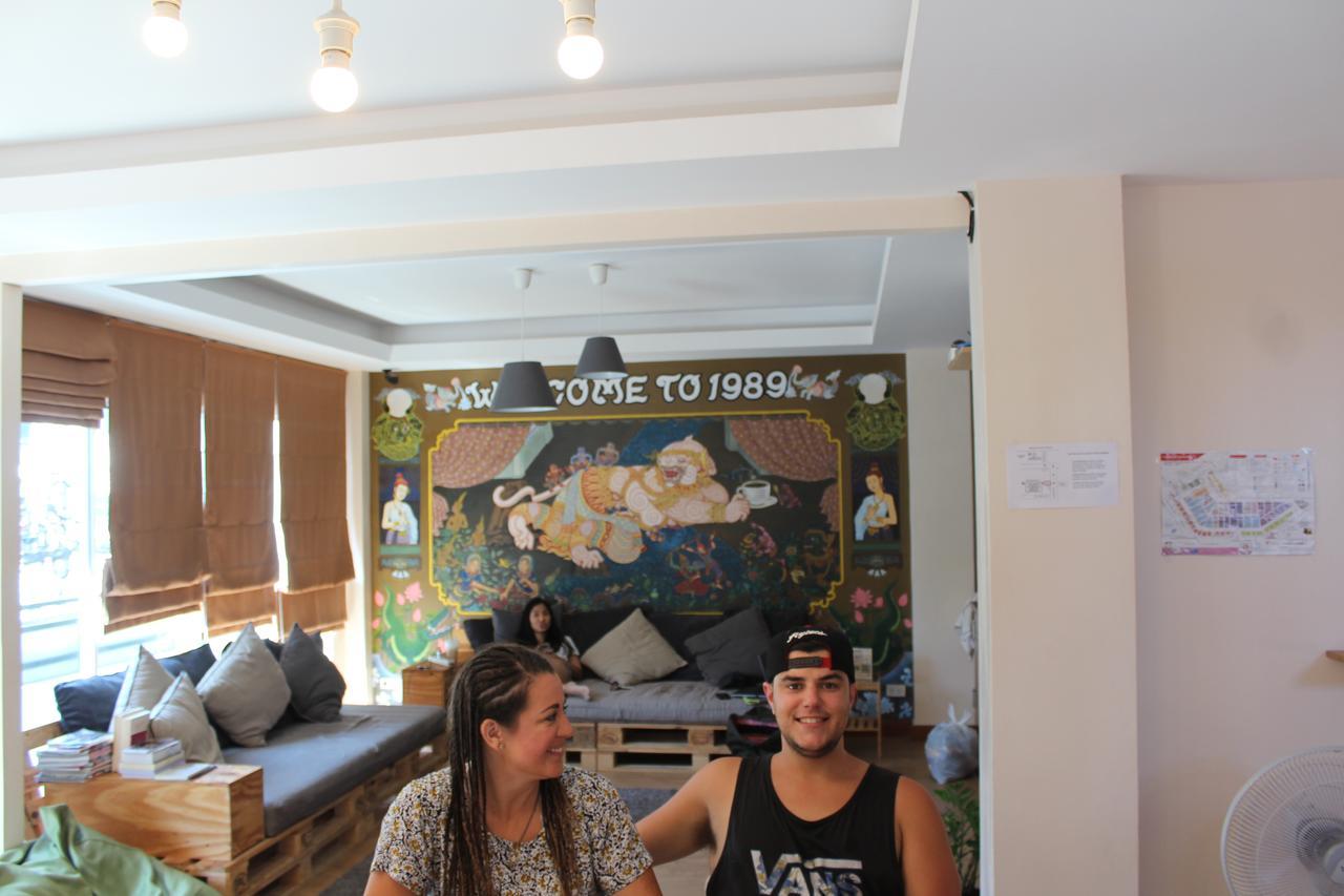 Small Space Cafe & Hostel Bangkok Bagian luar foto