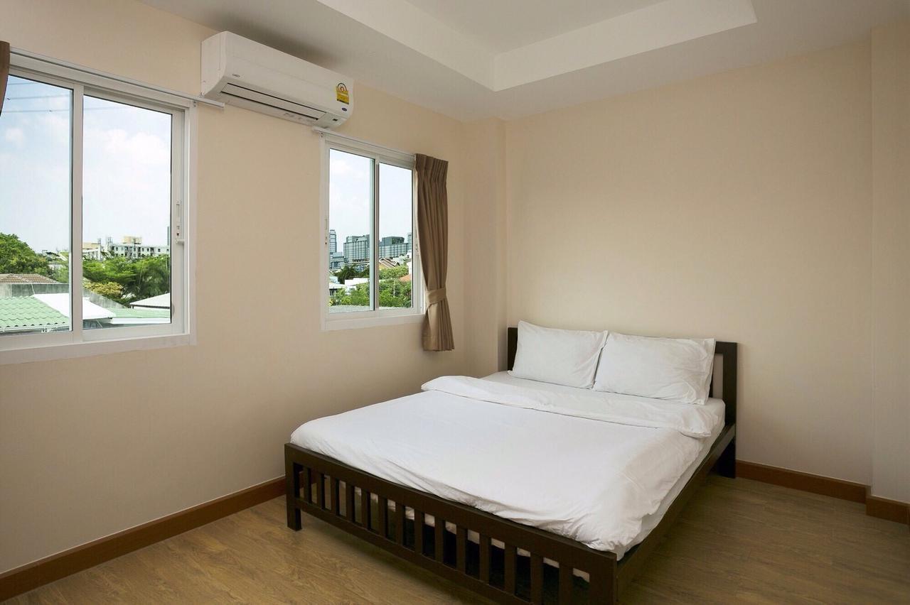 Small Space Cafe & Hostel Bangkok Bagian luar foto