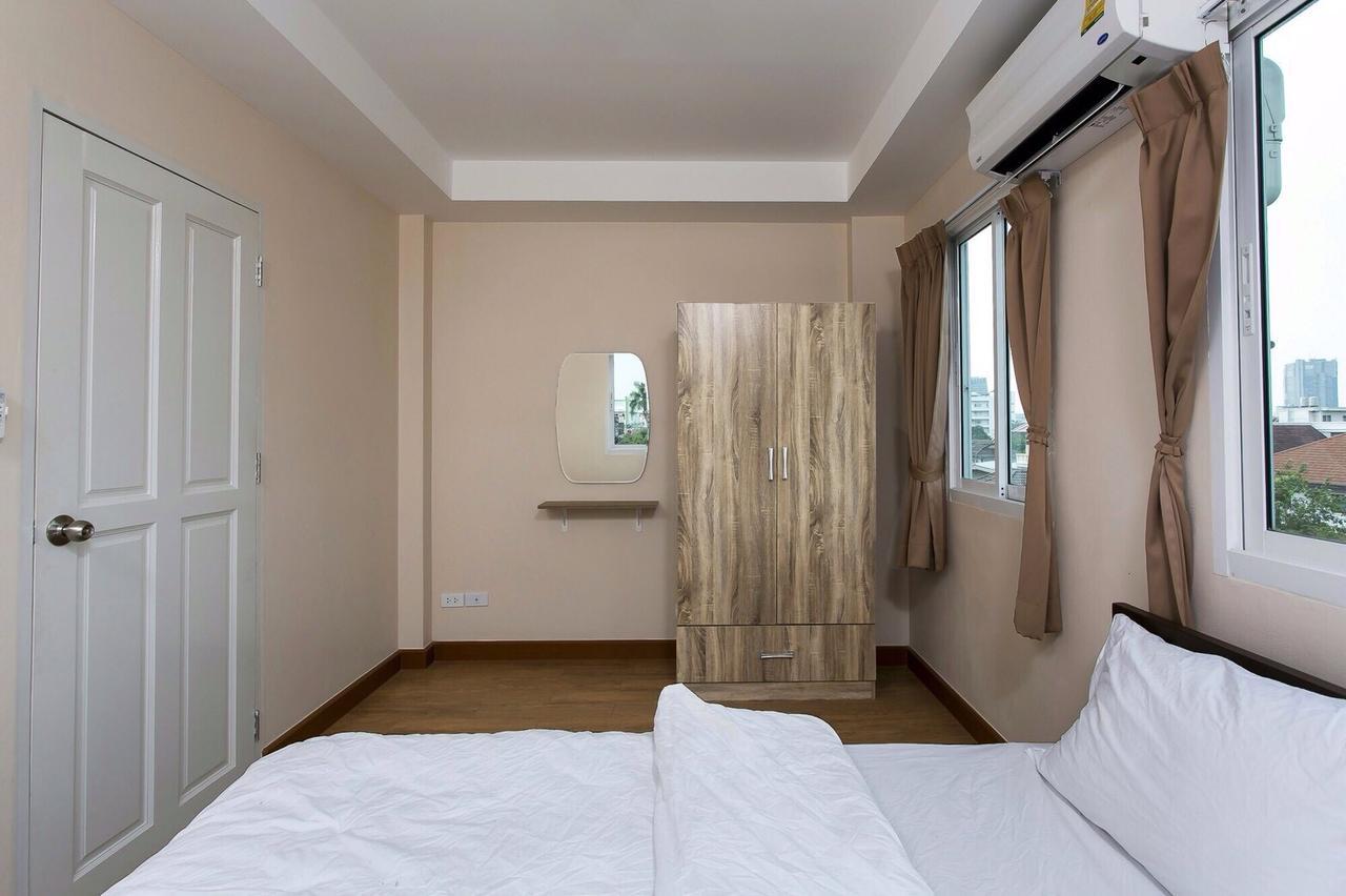 Small Space Cafe & Hostel Bangkok Bagian luar foto
