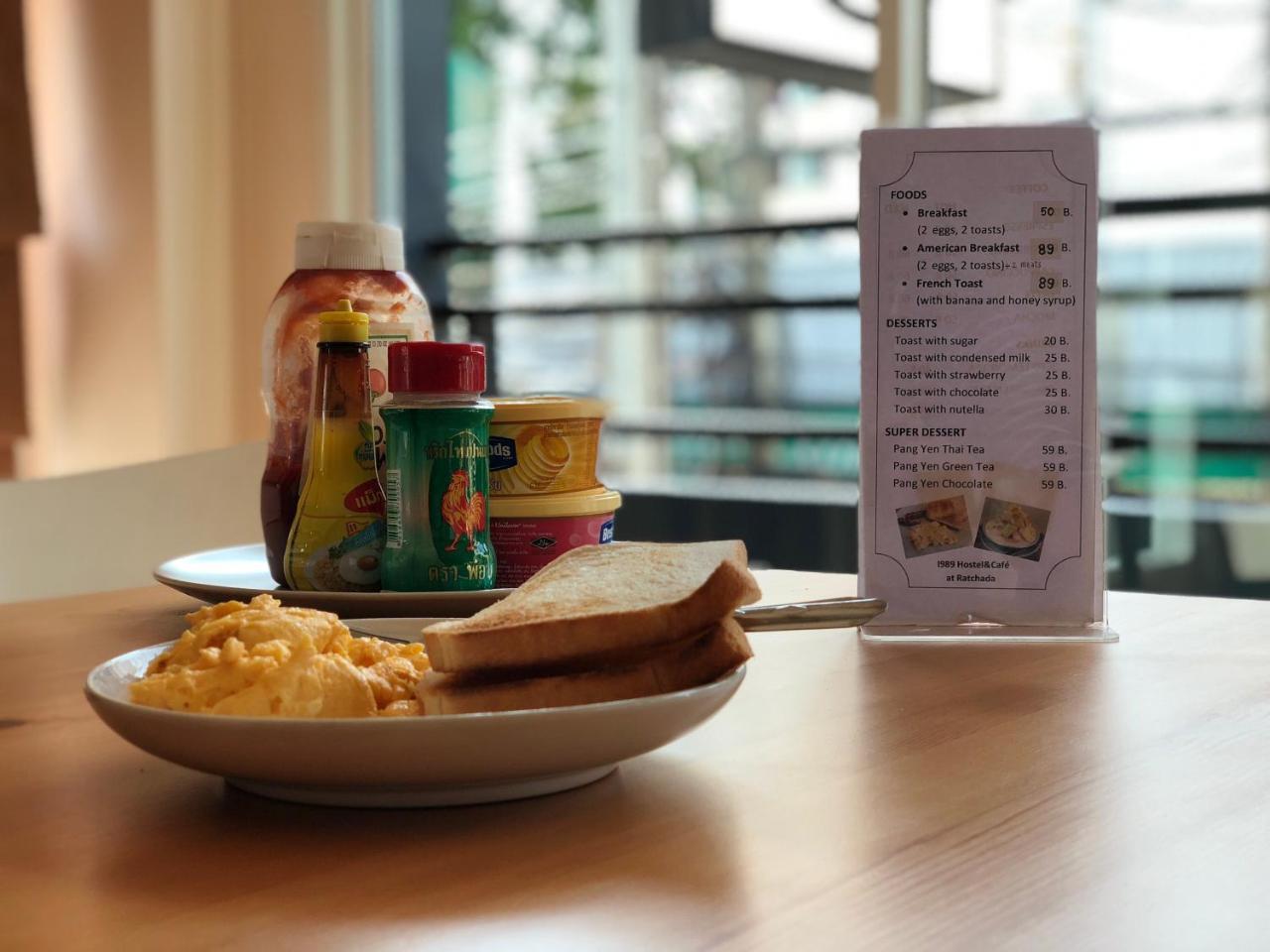 Small Space Cafe & Hostel Bangkok Bagian luar foto